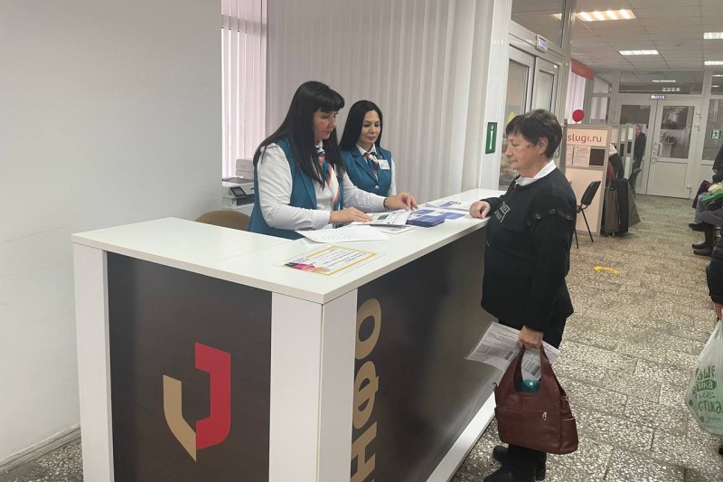 В Чехове специалисты налоговой службы консультировали посетителей МФЦ по налоговым вопросам